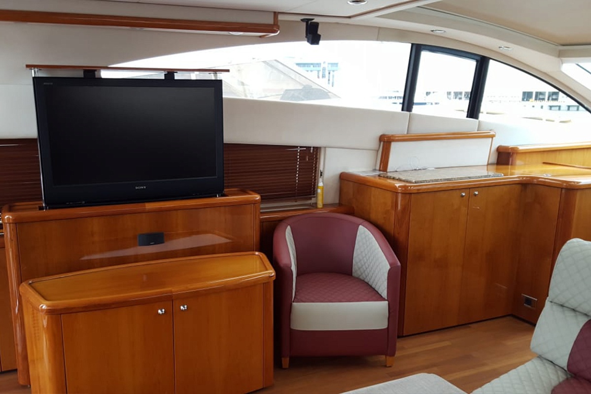 Sunseeker Predator 72 Аренда яхты в Сочи - тв в салоне